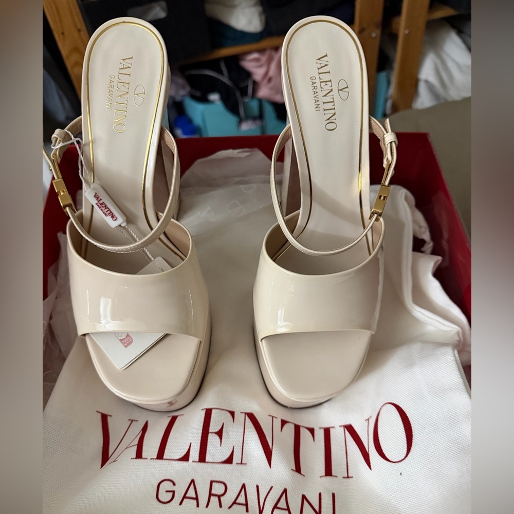 NWT Valentino Garavani Patent Platform Sandals in Ivory with V Gold Logo - Picture 3 of 7